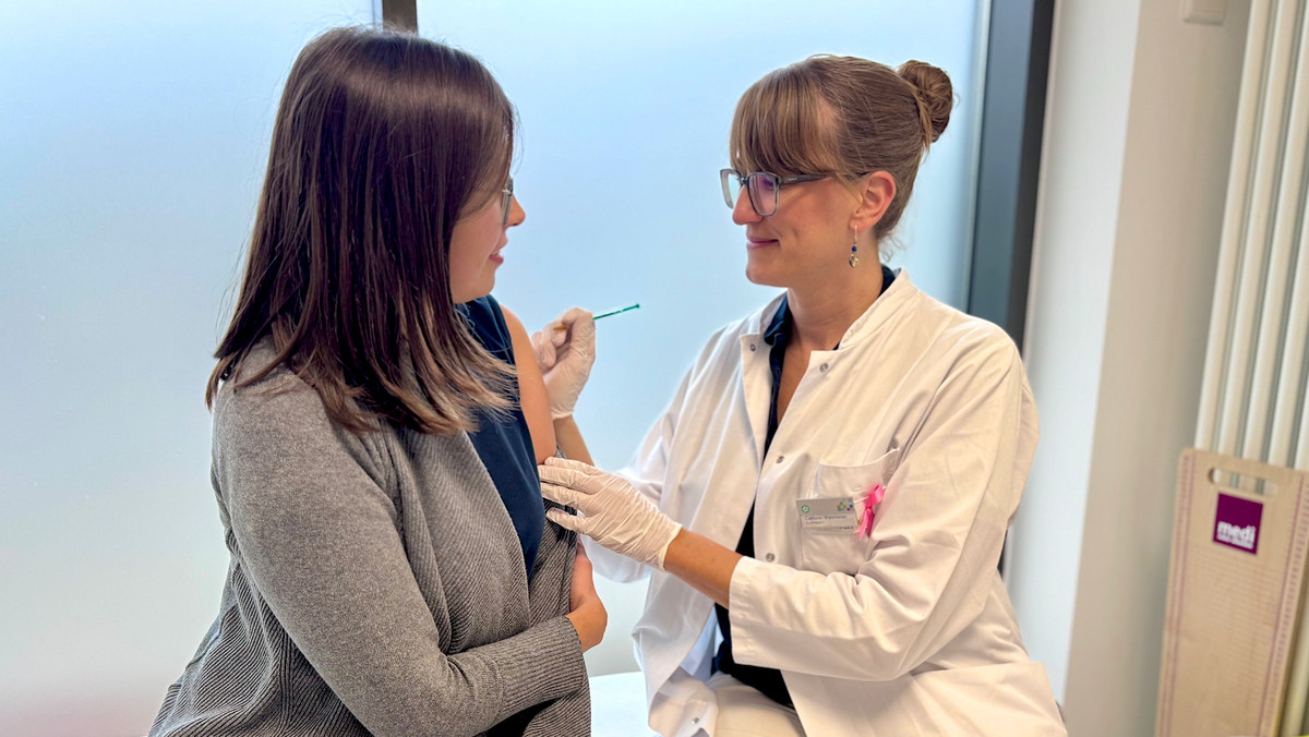 Impf-Apothekerin-Spritze-im-Wartebereich