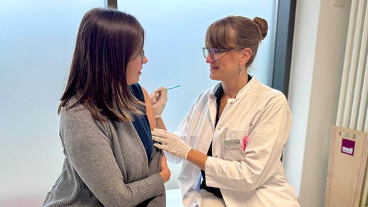 Apothekerin Cathrin Vietmeier impft in der Apotheke. Mehr dazu im Artikel.