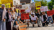 Aktivisten demonstrieren vor Apotheke in Friedberg