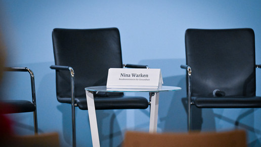 Stuhl mit Schild Nina Warken