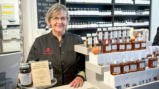 Apothekerin Kathrin Göpffarth lächelt in ihrer Apotheke. Mehr dazu im Artikel.