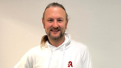 Inhaber checkt Tauglichkeit der Kollegen