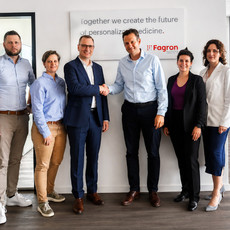 Handschlag zwischen Becanex und Fagron: sechs Personen beider Teams vor dem Fagron-Logo.
