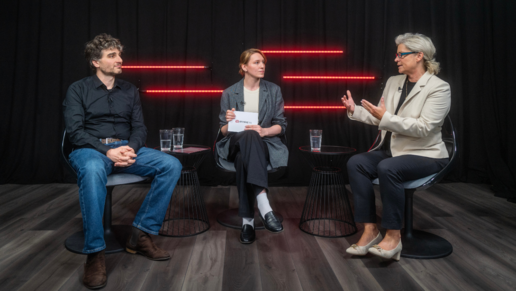 Rechts sitzt Simone Borchardt, gesundheitspolitischen Sprecherin der Union, MDB und links sitzt Ates Gürpinar, stellvertretende Parteivorsitzende Die Linke. Sie führen ein Gespräch mit Gesprächsführung: Lilith Teusch, welche in der Mitte im Studio von ELPATO sitzt. 