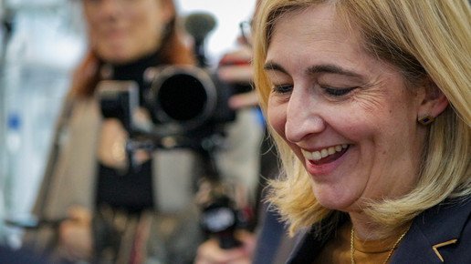 Nina Warken lacht 