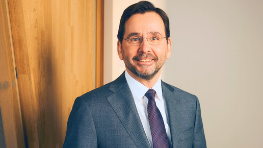 Médard Schoenmaeckers lächelnd im Anzug