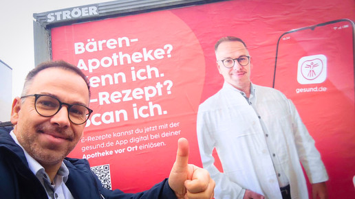 Oliver Hildebrandt vor seinem Gesund.de-Plakat