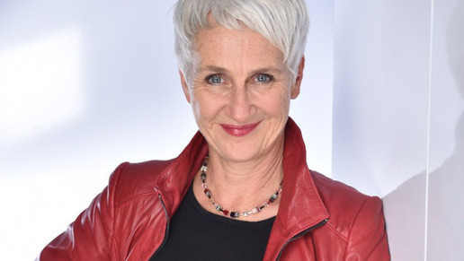 Andrea Wohlers im Portrait (kurze graue Haare, sportlich mit roter Lederjacke)