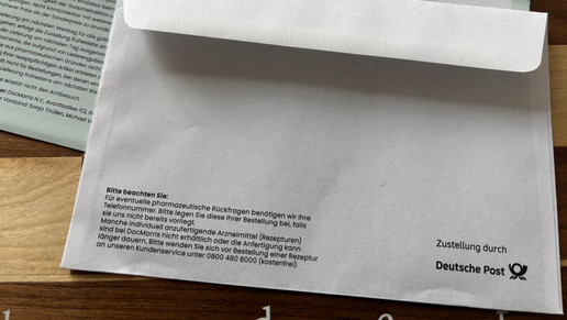 Foto: Rückseite eines Freiumschlags von DocMorris mit Kleingedrucktem