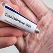 Testosteron: Bei lokaler Anwendung Kleidung tragen