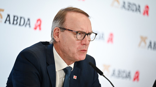 Thomas Preis spricht bei der Abda-PK auf dem Podium