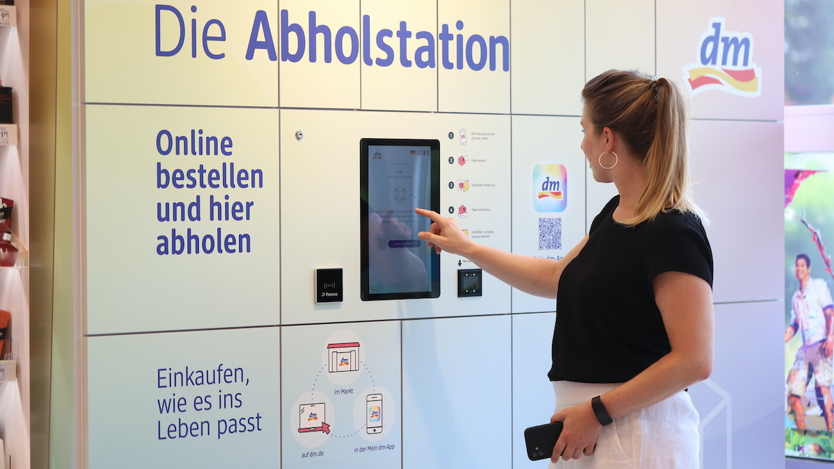 dm-Apotheke-Drogerie-spricht-Kundschaft-an