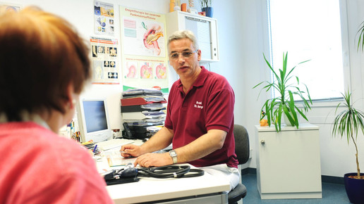 Arzt Patientengespraech eh aaneu