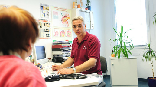 Arzt Patientengespraech eh aaneu