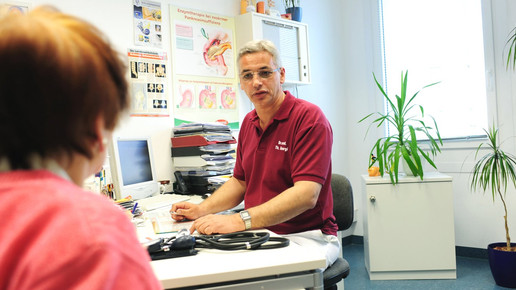 Arzt Patientengespraech eh aaneu