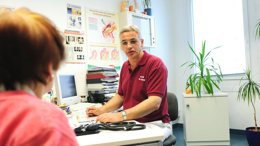 Arzt Patientengespraech eh aaneu