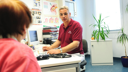 Arzt Patientengespraech eh aaneu