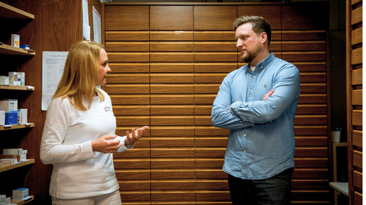 FDP-Politiker Jens Teutrine zu Besuch in der Apotheke von Manuela Schier