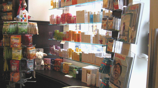 berlinapo hackescher schaufenster innen aa 01