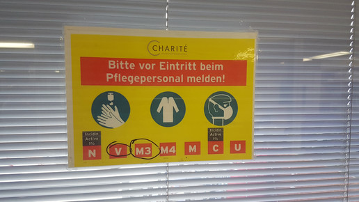 groehe sommerreise charite hinweisschild aa