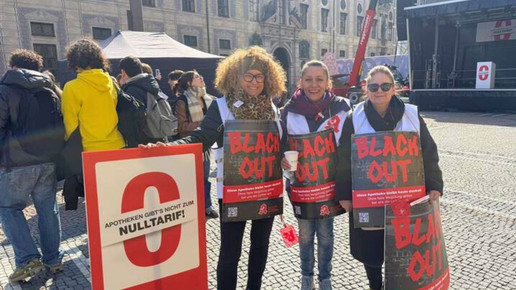 Protestler von der Moosacher-Apotheke in Ampfing bei der Apotheken-Demo in München