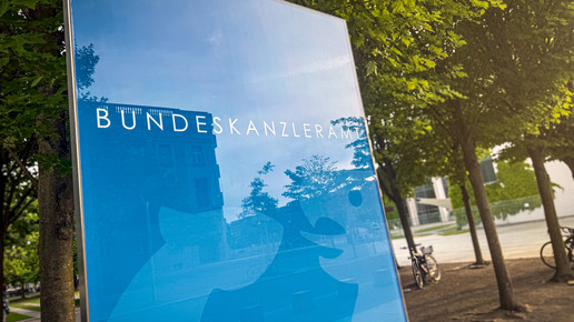 Kanzleramt von außen im Abendlicht
