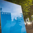 Fixum noch einmal im Kabinett Kanzleramt von außen im Abendlicht