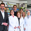 Landtagsabgeordnete Fabian Schrumpf (CDU) mit Apotheker Dr. Gregor Lohmann und seinem Team in der Dr. Lohmanns Apotheke in Essen.