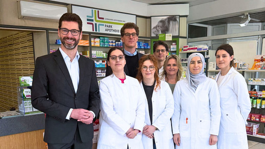 Landtagsabgeordnete Fabian Schrumpf (CDU) mit Apotheker Dr. Gregor Lohmann und seinem Team in der Dr. Lohmanns Apotheke in Essen.