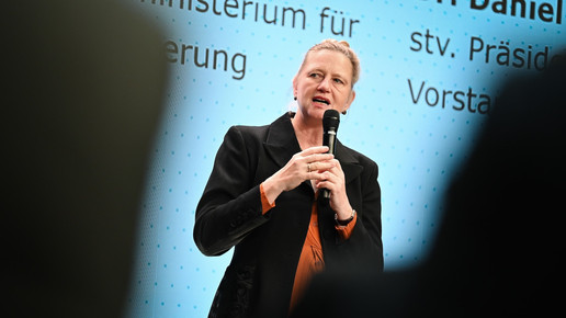 Professor Dr. Luise Hölscher auf der Bühne