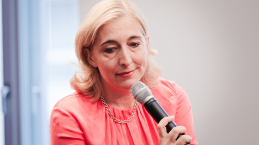 Nina Warken spricht in Mikro