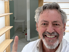 Apotheker Jürgen Schäfer freut sich. Mehr dazu im Artikel.