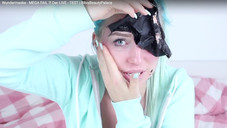 Gesichtsmaske aus Schulkleber und Kohle