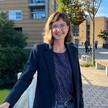 Porträt von Dr. Linda Schönborn vor dem Institut für Transfusionsmedizin der Universitätsmedizin Greifswald