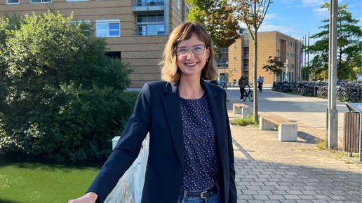 Porträt von Dr. Linda Schönborn vor dem Institut für Transfusionsmedizin der Universitätsmedizin Greifswald