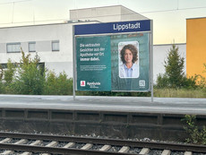 Plakat der Gedisa an einem Bahnhof