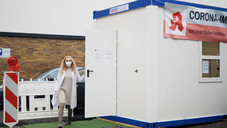 Dann geht es rüber in die Impf-Box