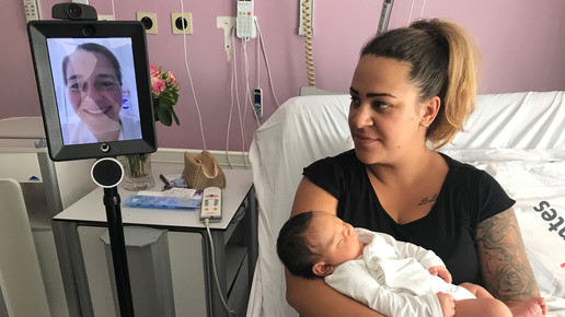 Roboter rollt zur Visite ans Krankenbett