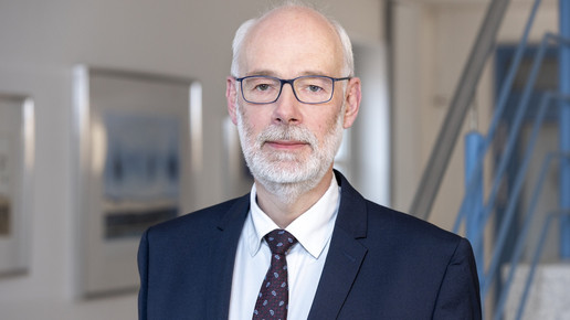 Verbandschef Berend Groeneveld ernst schauend im Anzug