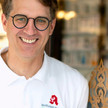 Johannes Luh vor seiner Apotheke im Portrait