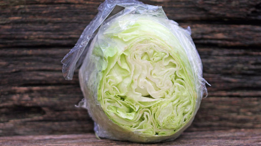 Angeschnittener und halbverpackter Kopf Eisbergsalat