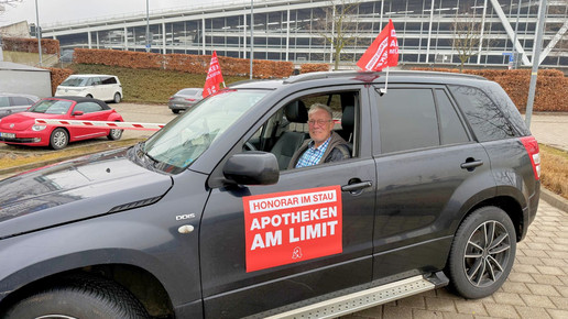 Apotheker, der mit Protesmaterial zum CDU-Parteitag herumfährt