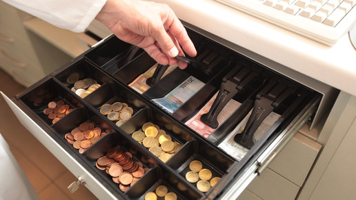 Nach Kündigung: Mitarbeiter klaut nachts in Apotheke