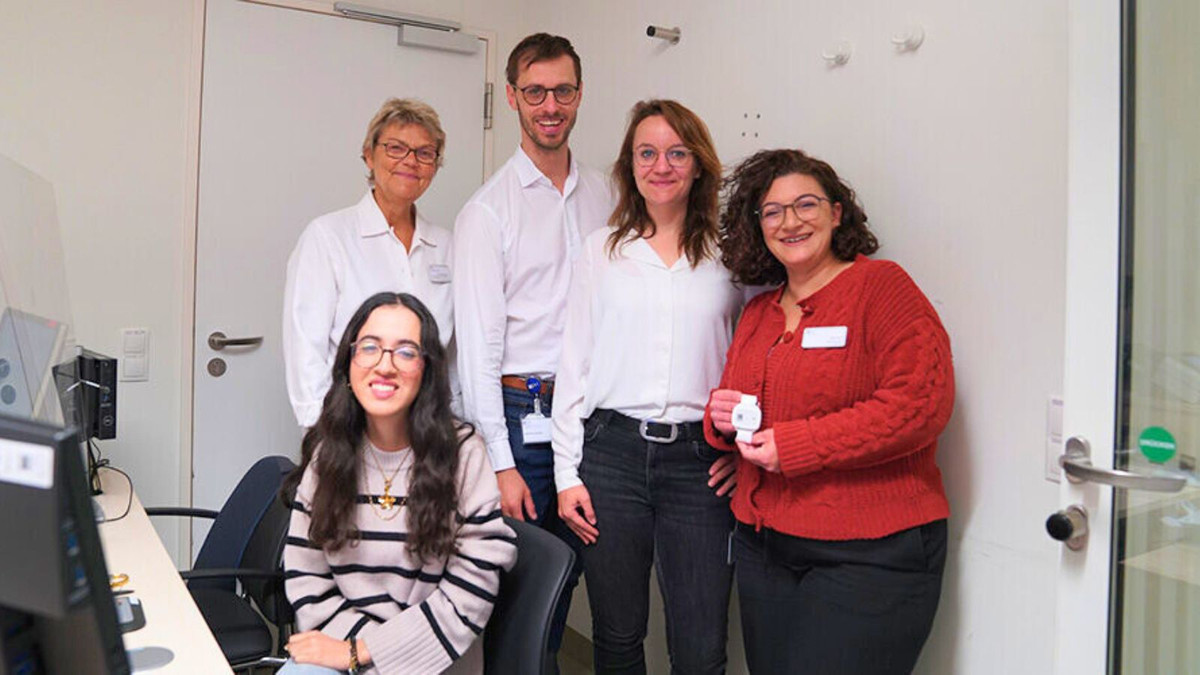 Mit-Transponder-Armb-ndern-gegen-Infektionsketten