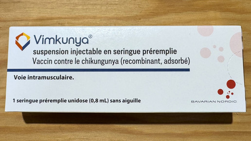 Foto: Eine Umverpackung des Impfstoffs Vimkunya mit französischer Aufschrift