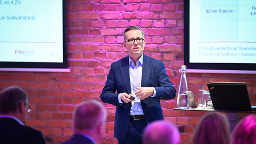 Dr. Sebastian Schwintek spricht