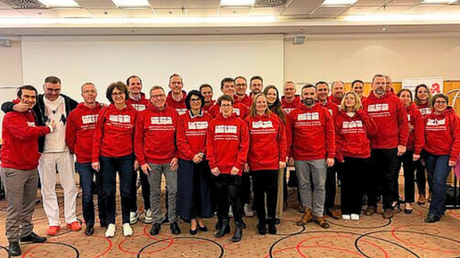 Gemeinsames Foto der LAK Hessen in einheitlichen roten Protest-Pullis