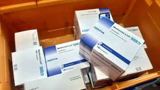 Wanne mit Metformin-Packungen