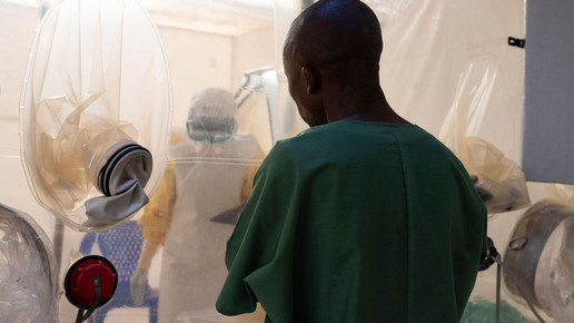 Afrikanische Ärzte auf einer Ebola-Isolierstation