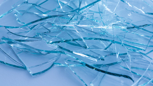 Glasscherben in Natrovit